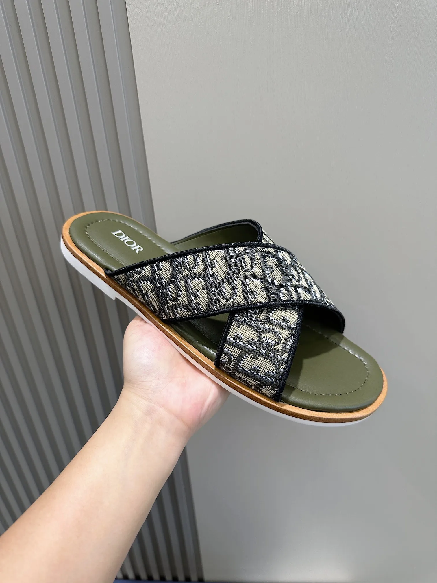 P320 [DIOR] Size 39-44 (38.45 custom-made) 2024ss Dior’s latest men’s slippers are a must-have. Dior Alias ​​Men's Genuine Leather Slippers This summer new Alias ​​sandal embodies a casual and elegant style. Carefully crafted from grained cow leather and Oblique printed fabric, with cowhide lining! Cross-strap design with metal-clad brass CD Diamond logo. The imported cowhide leather and rubber sole adds sophistication and comfort, while Oblique print-effect anti-slip panels add style.